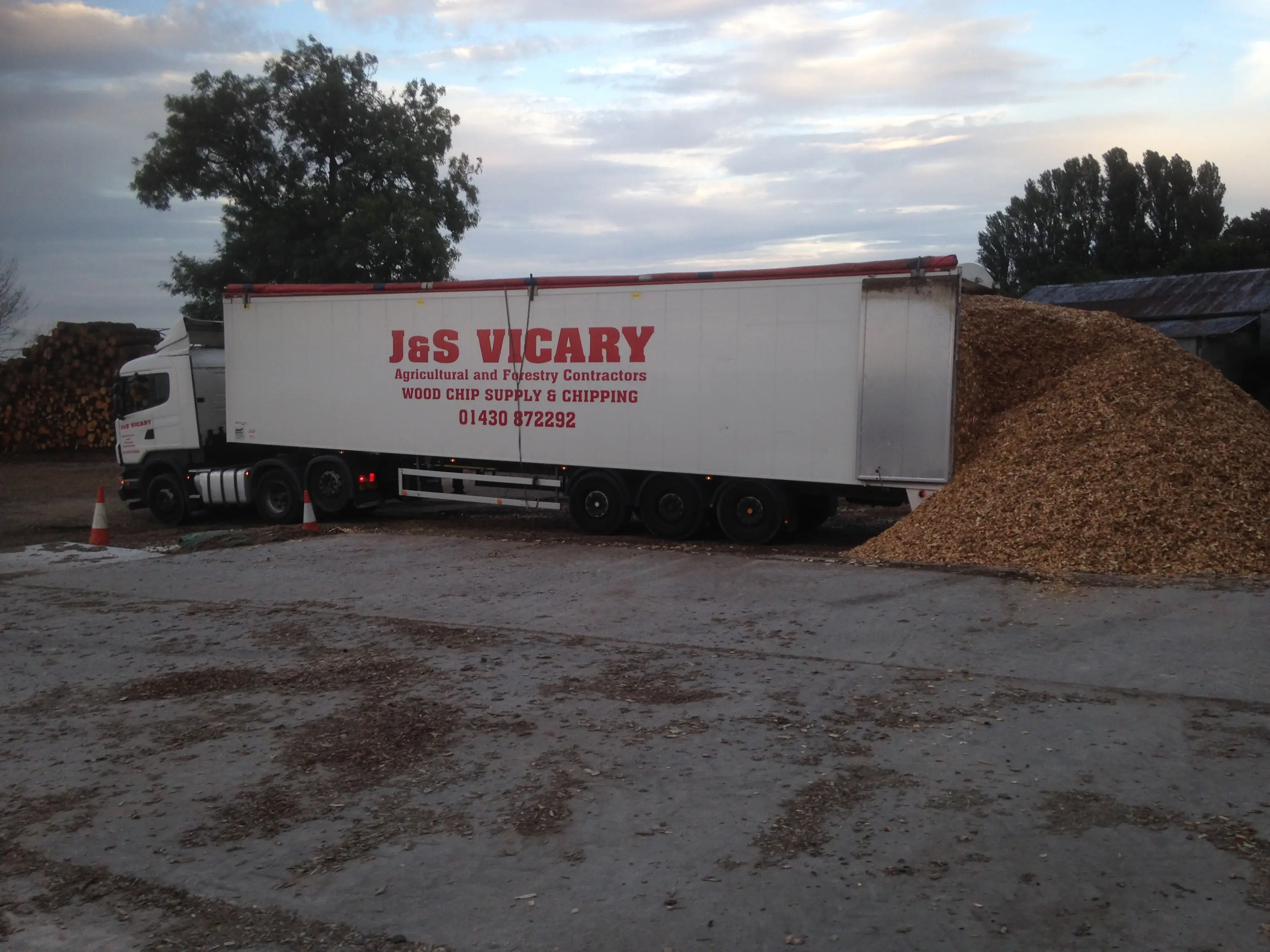 Wagon unloading biomass wood chip